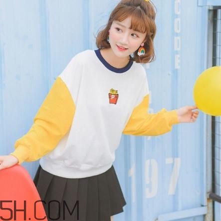 衛(wèi)衣搭配裙子好看嗎？衛(wèi)衣和裙子怎么搭配？