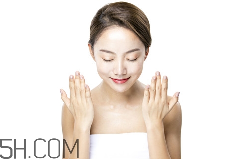 青春痘能用紅霉素軟膏嗎？青春痘能用蘆薈膠嗎？