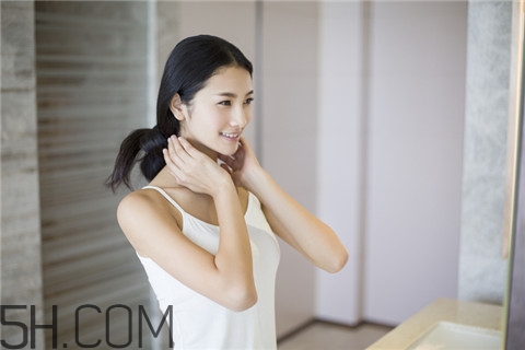 粉刺和黑頭的區(qū)別 粉刺和痤瘡一樣嗎？