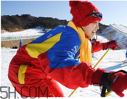 滑雪服什么牌子好？滑雪服和沖鋒衣哪個(gè)好？