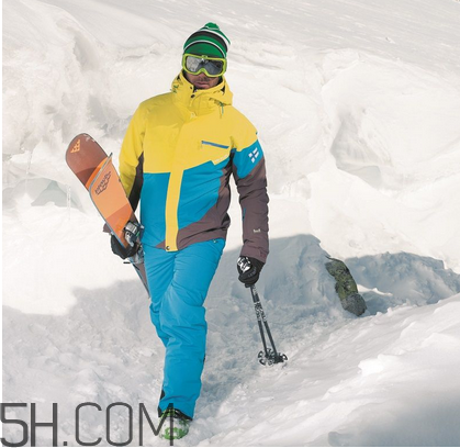 滑雪服什么牌子好？滑雪服和沖鋒衣哪個(gè)好？