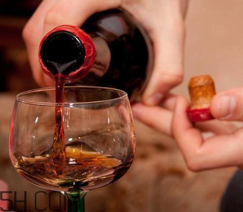 喝酒會引起尿酸偏高嗎？喝酒會引起尿毒癥嗎？