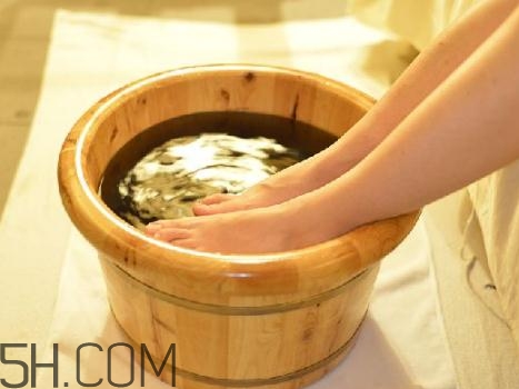 關節炎能泡溫泉嗎？關節炎能用熱水泡嗎？