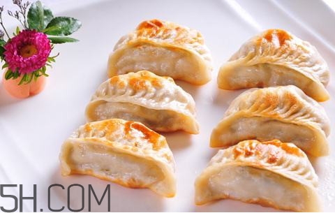 煎餃是先煮熟還是蒸熟？煎餃和鍋貼有什么區別