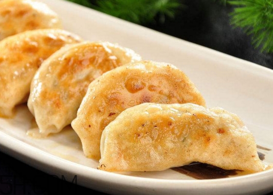 煎餃是先煮熟還是蒸熟？煎餃和鍋貼有什么區別