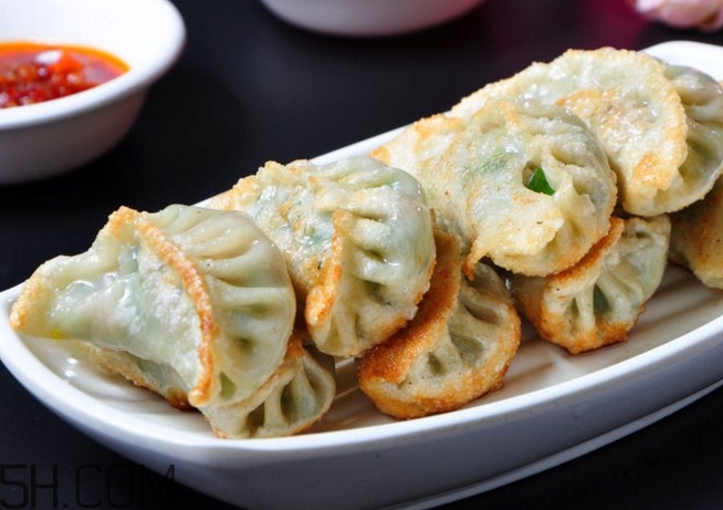 煎餃是先煮熟還是蒸熟？煎餃和鍋貼有什么區別