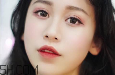 秋冬適合什么妝容？怎樣涂口紅好看？