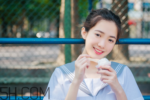 美寶蓮小燈管16號奶茶色好看嗎？學(xué)生黨口紅什么顏色好看？