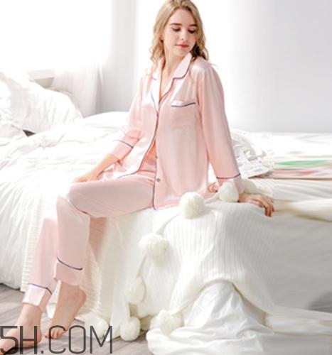 真絲衣服怎么洗不掉色？真絲衣服掉色怎么恢復？