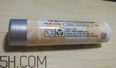 小蜜蜂細致修護唇膏很油嗎？夏天用合適嗎？