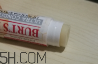 小蜜蜂細致修護唇膏很油嗎？夏天用合適嗎？
