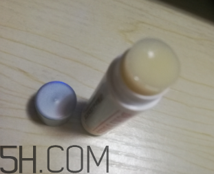 小蜜蜂細致修護唇膏很油嗎？夏天用合適嗎？