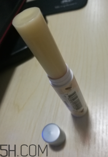小蜜蜂細致修護唇膏很油嗎？夏天用合適嗎？