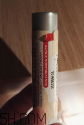 小蜜蜂細致修護唇膏很油嗎？夏天用合適嗎？