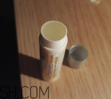 小蜜蜂細致修護唇膏很油嗎？夏天用合適嗎？