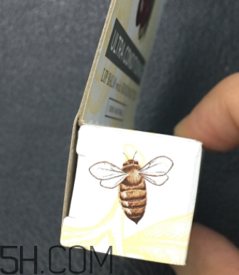 小蜜蜂細致修護唇膏很油嗎？夏天用合適嗎？