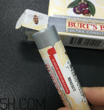 小蜜蜂細致修護唇膏很油嗎？夏天用合適嗎？