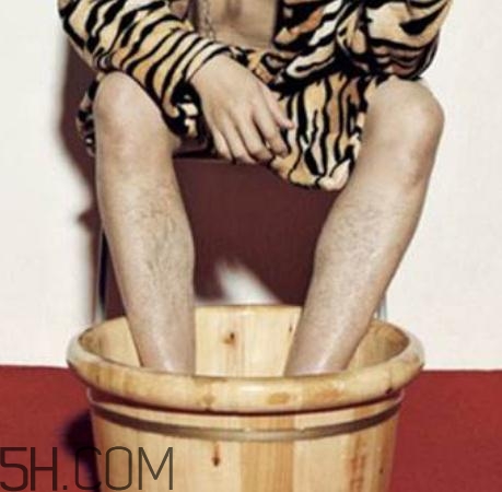 精索靜脈曲張可以穿牛仔褲嗎？精索靜脈曲張可以泡腳嗎？