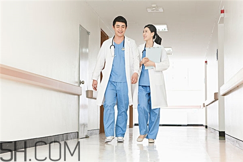 牙周炎跟腎虛有關(guān)系嗎？牙周炎跟上火有關(guān)系嗎？