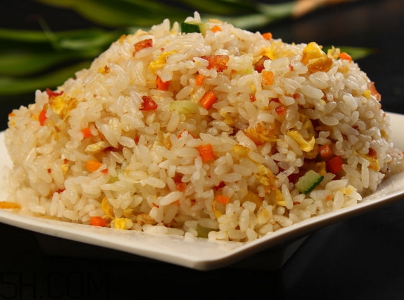 做蛋炒飯用什么米飯好？一碗蛋炒飯該放多少油
