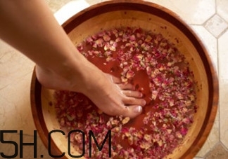 用什么泡腳比較好？艾葉泡腳還是紅花泡腳？