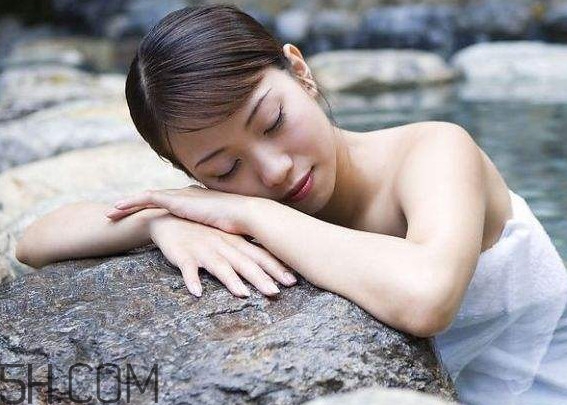 什么情況下不能泡溫泉？女人泡溫泉要注意什么