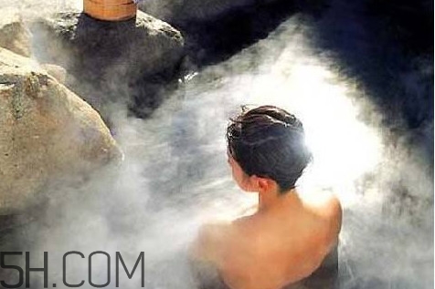 什么情況下不能泡溫泉？女人泡溫泉要注意什么