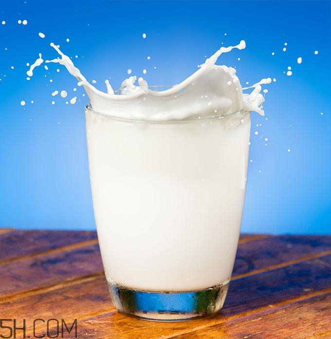 酸奶什么時候喝最好？睡前喝酸奶好還是牛奶好？