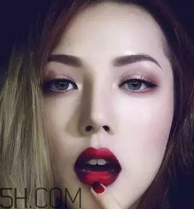 反咬唇妝是什么樣的？染唇妝和咬唇妝的區別