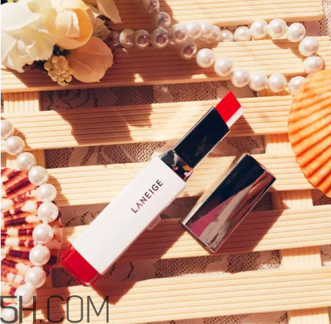 涂口紅前用bb打底可以嗎？最近比較火的口紅品牌有哪些？