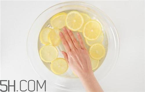 用檸檬水洗臉可以嗎？檸檬水洗臉的功效是什么呢？
