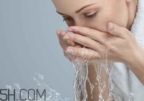 用檸檬水洗臉可以嗎？檸檬水洗臉的功效是什么呢？