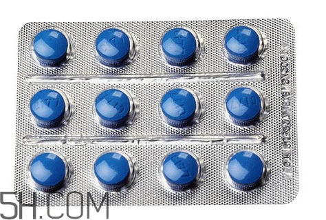 萬艾可可以買一粒嗎？萬艾可可以刷醫?？▎幔?></p><h3>萬艾可幾個療程有效果</h3><p>萬艾可服用幾個療程有效果這需要結合病人的實際情況來決定。萬艾可對于勃起功能障礙與早泄等男性疾病有非常顯著的改善作用。勃起反應一般隨萬艾可劑量和血漿濃度的增加而增強。實驗顯示，藥效可持續至4小時，但反應較2小時時弱。萬艾可在中國上市已十余年，知名度自然不用說了，藥效也是有目共睹的。</p><p>萬艾可是男科藥品中知名度非常高的陽痿用藥，每次做愛前0.5-4小時服用即可達到36h內高質量勃起的保障。當然，前提是必須在有性欲刺激下才能發揮藥效。</p><p>萬艾可不能引起性欲，其作用只是在出現性欲沖動時，幫助ED患者恢復正常的勃起功能。也就是說萬艾可的主要作用是恢復一個人的正常性功能，讓你在有性沖動時自然勃起。這也是就萬艾可的最大好處，讓人恢復自然勃起的性功能，自然地性交。</p><p>關于萬艾可服用幾個療程有效果呢?大家一定不要著急，在服用藥物的同時要放松心情，減輕自己的壓力，只要堅持進行治療，是一定可以康復的。</p><p style=