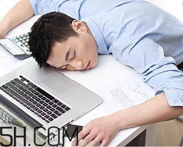 上班族怎么正確睡午覺？怎么正確的在公司睡午覺？