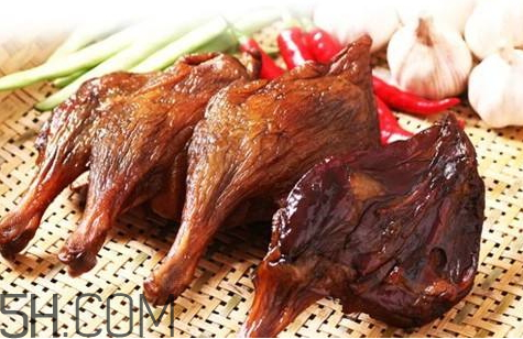 臘鴨腿發霉怎么辦 臘鴨腿發霉怎么去掉