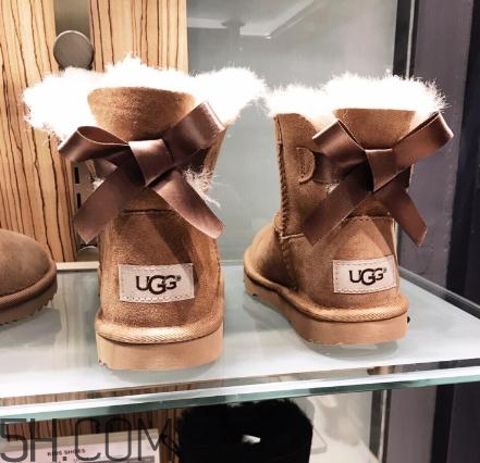 ugg雪地靴要穿襪子嗎？ugg是光腳穿嗎？