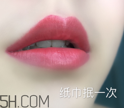 倩碧小方唇膏持久度如何？沾杯嗎？