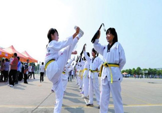 女生學空手道好還是跆拳道好？女生學哪種防身術好？