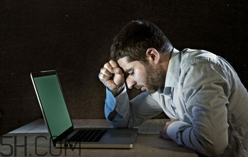 男性經常熬夜有哪些危害？男性常熬夜對身體危害有哪些？