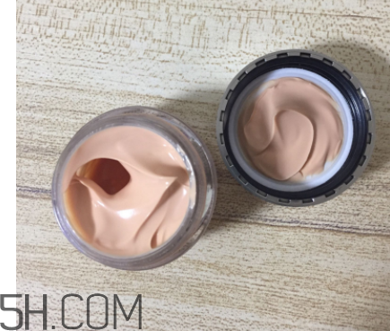 Olay素顏眼霜油不油？適合什么膚質？