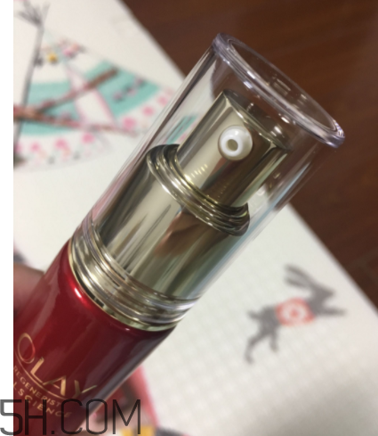 Olay小臉精華露是乳液嗎？用在哪一個步驟？