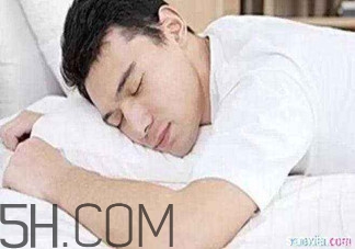 男人趴著睡對身體的危害有哪些？男人趴著睡有哪些危害？