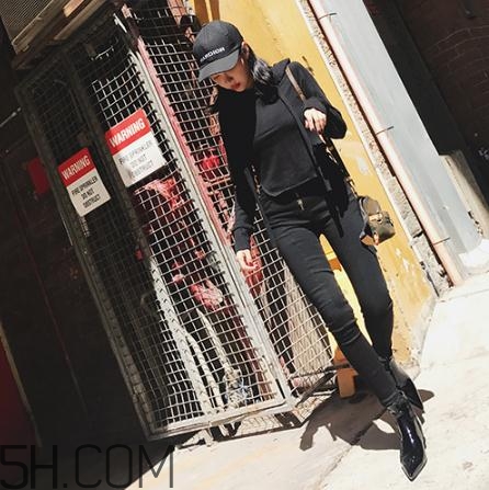 黑色衣服掉色屬于質量問題嗎？黑色衣服掉色嚴重怎么辦？