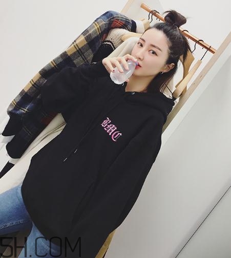 黑色衣服粘毛怎么處理？黑色衣服沾毛怎么辦？