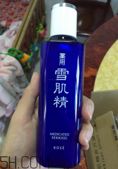 雪肌精化妝水盈潤型成分是什么？會使皮膚變薄嗎？