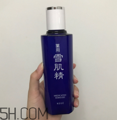 雪肌精化妝水盈潤型成分是什么？會使皮膚變薄嗎？