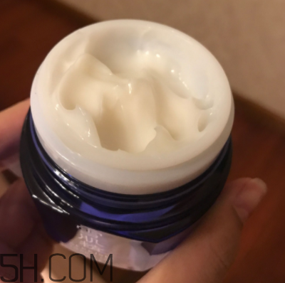 雪肌精菁華凝霜油不油？適合油皮嗎？
