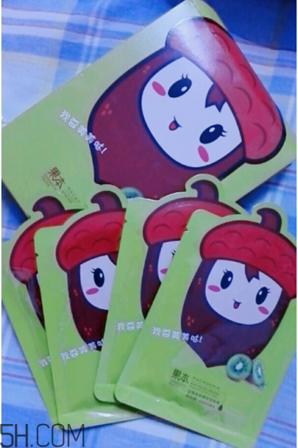 詩(shī)婷露雅哪款面膜補(bǔ)水好？哪款適合輕齡?。?></p><h3>詩(shī)婷露雅哪款適合輕齡肌</h3><p>果本奇異果面膜適合輕齡肌膚，這款面膜針對(duì)干燥缺水、粗糙、易緊繃、暗淡無(wú)光的肌膚，尤其適合年輕的肌膚。使用心得：我是第一次使用果本產(chǎn)品，之前看過(guò)電視里面有插入廣告，說(shuō)這個(gè)挺好用的，純天然無(wú)刺激，但是我一直沒有購(gòu)買。這次有幸參加活動(dòng)，得到了免費(fèi)試用的機(jī)會(huì)，送了20片面膜，4盒，每盒5片。包裝整體度挺好的，很可愛的風(fēng)格，小小的，很精致，拿到手，還挺重，萌化了我的少女心，綠色的，陽(yáng)光可愛，一個(gè)特別Q的獼猴桃在上面，突出了產(chǎn)品的主題，天然純植物提取精華。喜歡包裝，很清新的綠色。奇異果一種“美容圣果”，具有除斑、排毒、美容、抗衰老等作用。在澳洲果油的眾多成分中，胡蘿卜素和葉綠素賦予澳洲堅(jiān)果油金黃透綠的獨(dú)特色澤，而葉綠素起新陳代謝作用，促進(jìn)細(xì)胞生長(zhǎng)，加速傷口愈合，還有助于營(yíng)養(yǎng)和美化皮膚，減少皺紋的產(chǎn)生。澳洲堅(jiān)果油還是一種極好的治療皮膚疾病的天然藥物。根據(jù)皮膚科外用藥治療原則，用夏威夷果油制成的3種劑型對(duì)5類15種滲出性皮炎、潰瘍療效顯著。由于澳洲堅(jiān)果油含有多酚和脂多糖成分，所以澳洲堅(jiān)果油還有防輻射的功能。采用純植物提取精華，不添加任何色素，使皮膚能夠享受滿滿自然力量。打開精華液好多啊，滿滿的附著在手上，也不粘膩，能很好的儲(chǔ)存精華，保濕力還不錯(cuò)！貼在臉上的話，有很好的立體剪裁，符合我的臉部構(gòu)造，面膜還算服帖，可以促進(jìn)臉部吸收，面膜紙還算清透氣讓肌膚能夠很好的呼吸。有一股淡淡的香味，并不濃郁，臉上在不斷的吸收精華，也沒覺得有什么不適應(yīng)的地方，也沒感覺有過(guò)敏的現(xiàn)象，畢竟純天然提取。敷完，按摩一下，精華全都吸收，不膩，也不需要用再次清洗臉部。臉部皮膚滑滑的，補(bǔ)水充分了，臉部自然不會(huì)油膩，也會(huì)慢慢變白咯！喜歡的親可以進(jìn)行買啦，別猶豫，總體性價(jià)比很高。優(yōu)點(diǎn)：整體的外觀設(shè)計(jì)到面膜的精華液再到最后的皮膚吸收，都覺得好，敷15分鐘以后還有很多的精華殘留在面膜紙上，精華液真的是超級(jí)超級(jí)多，按摩一下，皮膚能夠很快就吸收掉，第二天早晨起來(lái)，臉上呈現(xiàn)出水潤(rùn)的狀態(tài)，上妝也不卡粉，第一天水補(bǔ)足了，本來(lái)它里面的成分就具有保濕不油膩的功效，促進(jìn)皮膚的新陳代謝，臉部彈彈的，不緊繃，舒服。總體性價(jià)比也很高。</p><p style=
