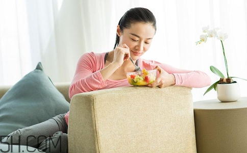女孩月經初潮可不可以喝紅糖水？女孩月經初潮媽媽應該怎么做？