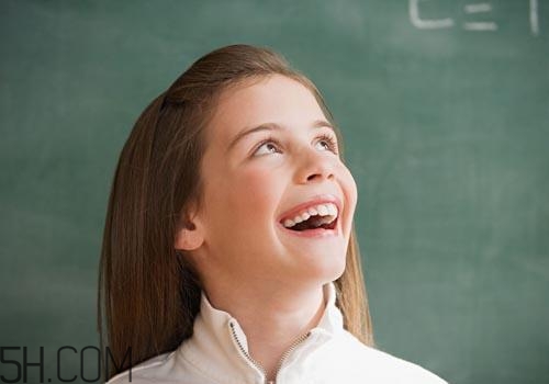 女孩月經初潮量多量少正常嗎？月經初潮一般幾天干凈？